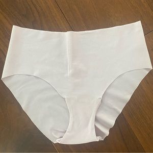 [Victoria’s Secret] NWOT Light Pink Seamless Hipkini Panty